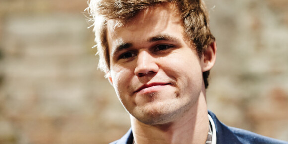 image: Magnus Carlsen overrasket med romantisk kjærestebilde